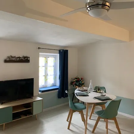 Jolie Vue Cite, Aux Pieds Des Remparts